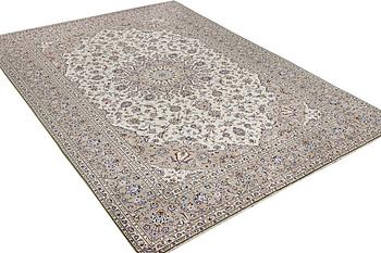 A Kashan carpet, c. 345 x 243 cm.
