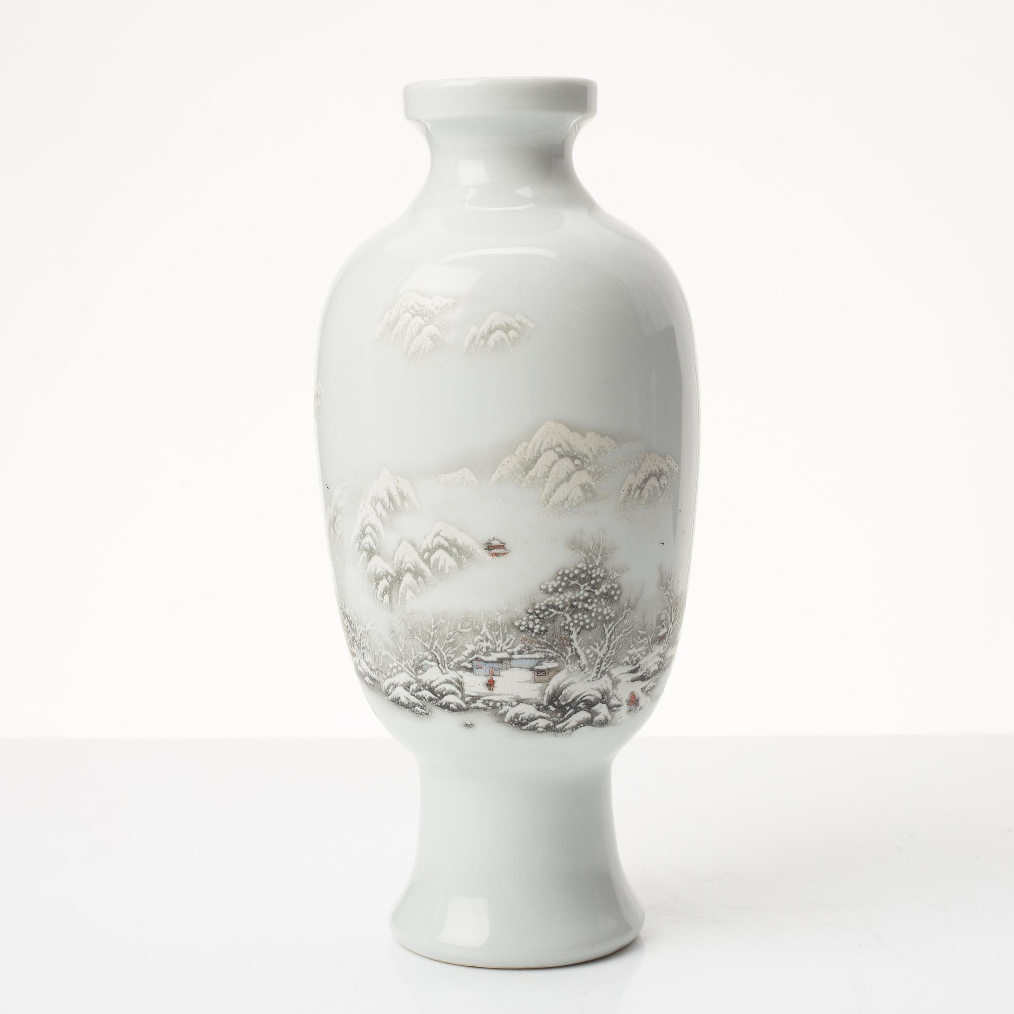 A Chinese porcelain vase, Republic period (1912-49).