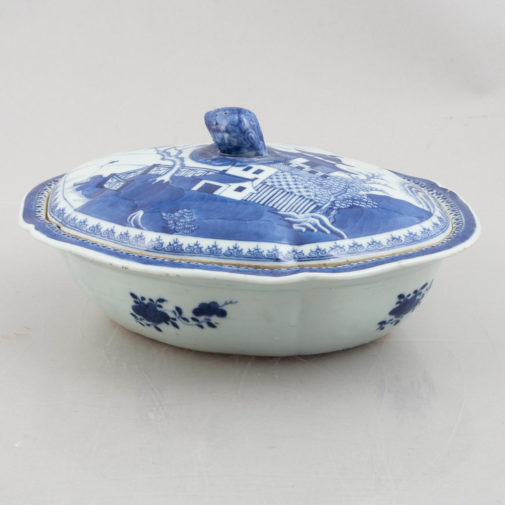 A Chinese export porcelain tureen with cover and a charger, Qing dynasty, Qianlong (1736-95).