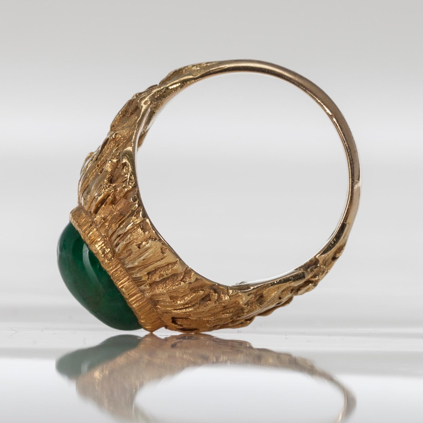 RING, 18K guld, cabochonslipad smaragd ca 3,2 ct, A. Tillander, Helsingfors 1969. Vikt 11,1 g.