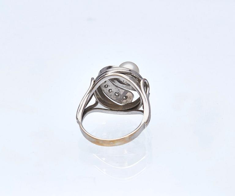 RING, 18K vitguld med åttkantslipade diamanter, ca 0.20 ct samt odlad saltvattenspärla.