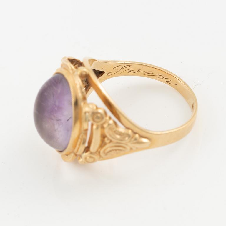 Ring, 18K gold with cabochon-cut amethyst.