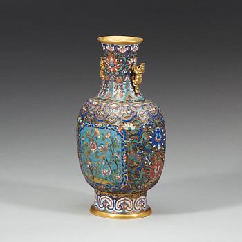 A cloisonné vase, Qing dynasty, 19th Century.