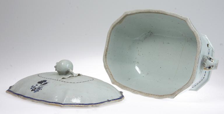 TERRIN samt LOCKPOKAL, porslin, Kina, 1700/1800-tal.