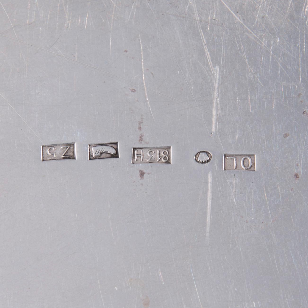 BRICKA, silver, bär finska kontrollstämplar, Oskar Lindroos, Helsingfors 1929. Vikt ca 1260 g.