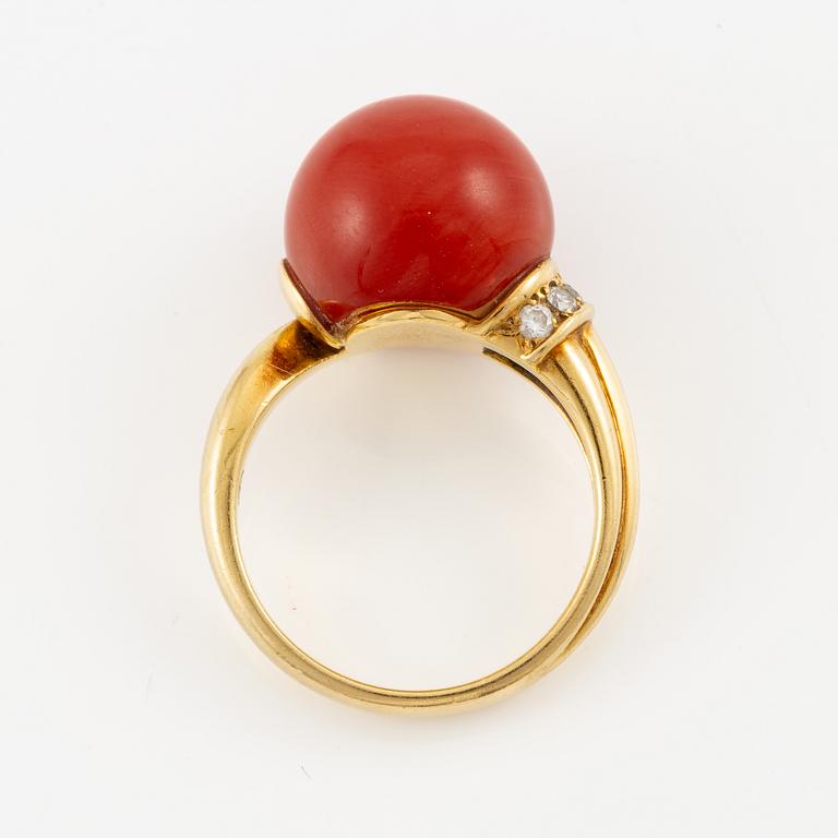 Ring, 14K gold with coral and smaller brilliant-cut diamonds.