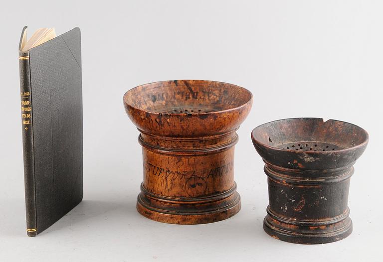 SANDSTRÖARE, 2 st SAMT BOK, Norrköping,  björk samt bemålat trä, 1800-/1900-tal.