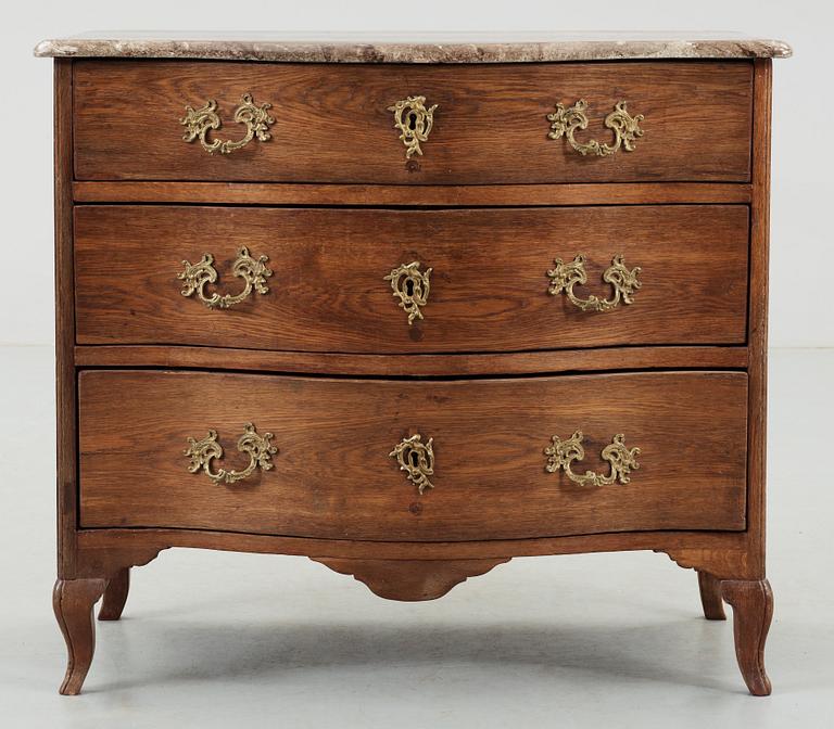 BYRÅ, rokoko, 1700-tal. Bär otydlig sign samt Stockholms snickarämbetes stämpel.