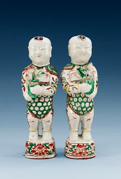1567. A pair of famille verte figures of boys, Qing dynasty, Kangxi (1662-1722).