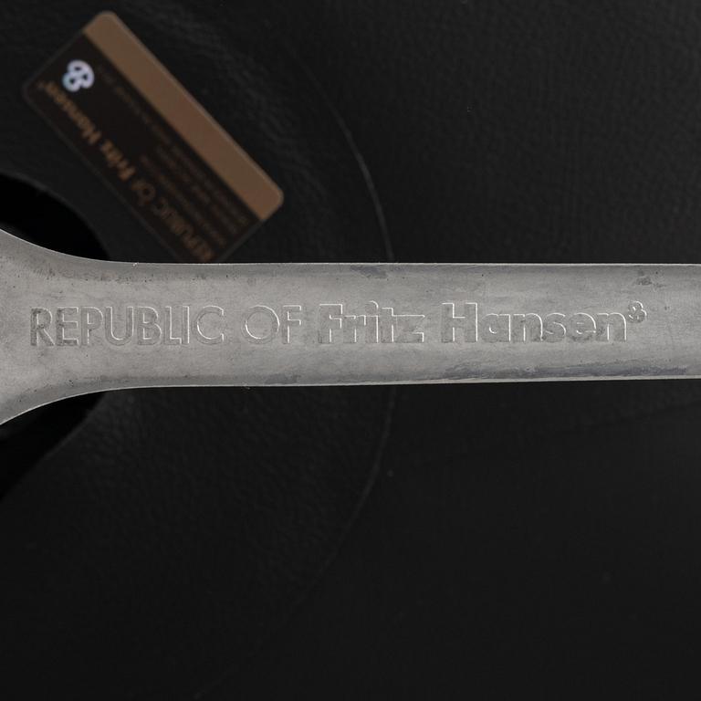 Arne Jacobsen, fåtölj med fotpall, "Ägget", Fritz Hansen, Danmark, 2016.