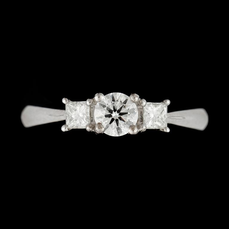 RING, 18k vitguld med tre olikslipade diamanter mittsten ca0,40ct, tot ca0,26 ct. Vikt ca 4,3 gram. 2000-tal.