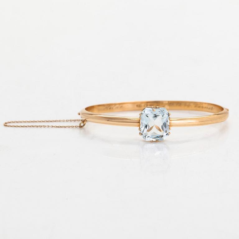 Armring, 18K guld, och akvamarin, Gösta Helenius, Åbo.