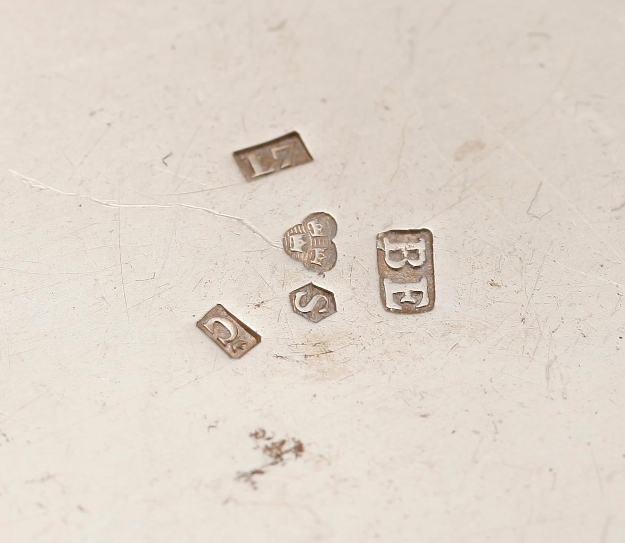SAMLING SILVERFÖREMÅL, bla fat, saltströare, skålar, supkopp, dosa. Tot vikt 773 g.