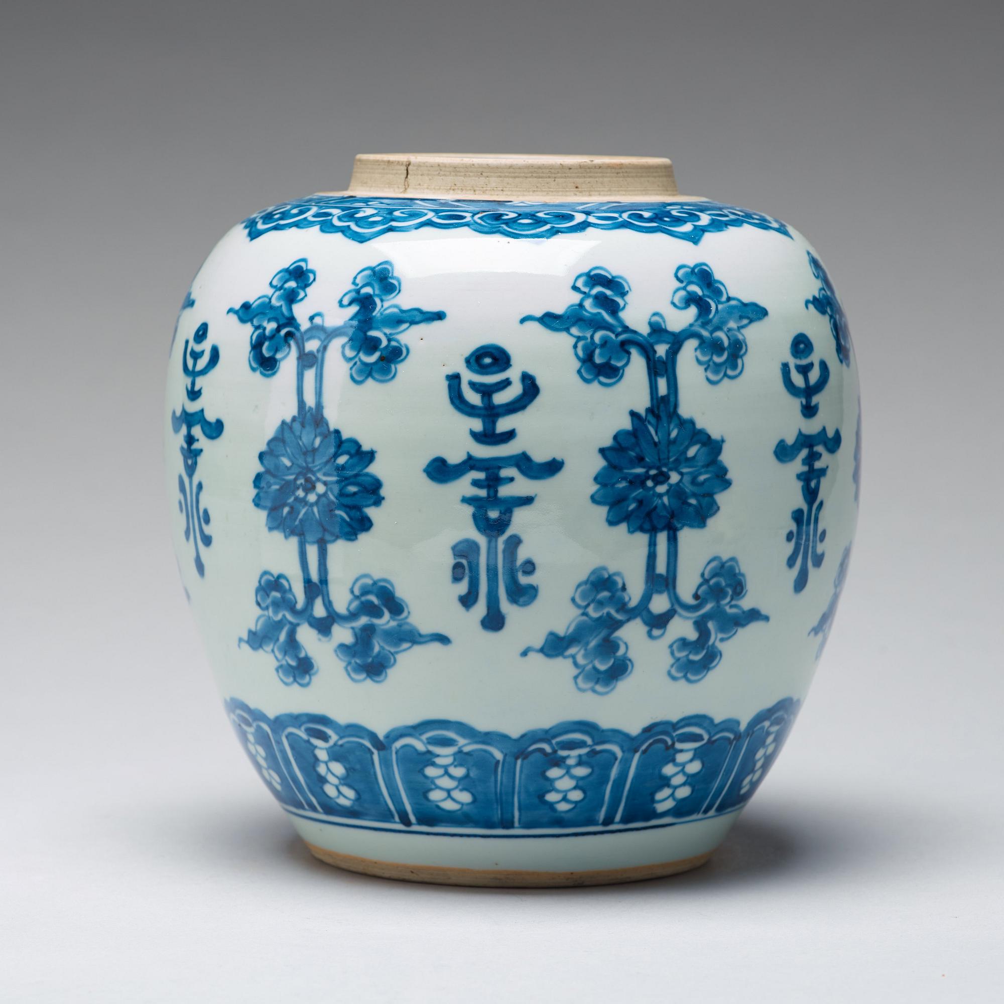 A large blue and white jar, Qing dynasty, Kangxi (1662-1722).