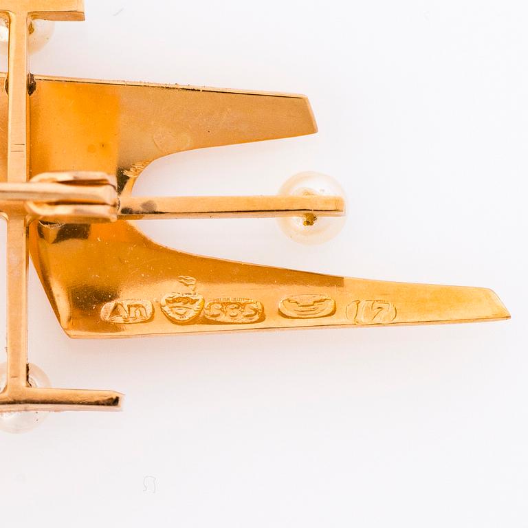 A 14K gold brooch with pearls by Astikainen, Reijo, Helsinki 1962.