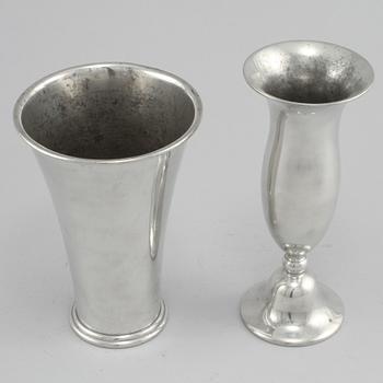 BÄGARE SAMT VAS, tenn, Firma Svenskt Tenn, Stockholm, 1928 respektive 1930.