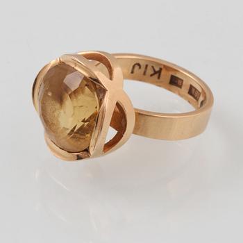 RING, 18K guld med fasettslipad citrin, Cecilia Johansson, Göteborg, 1967. Vikt 7,1 gram.
