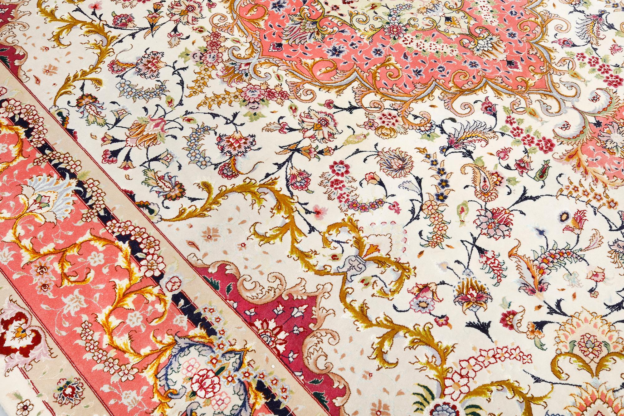 Matta, Täbris, part silk, s.k. 50 Radj, ca 343 x 250 cm.