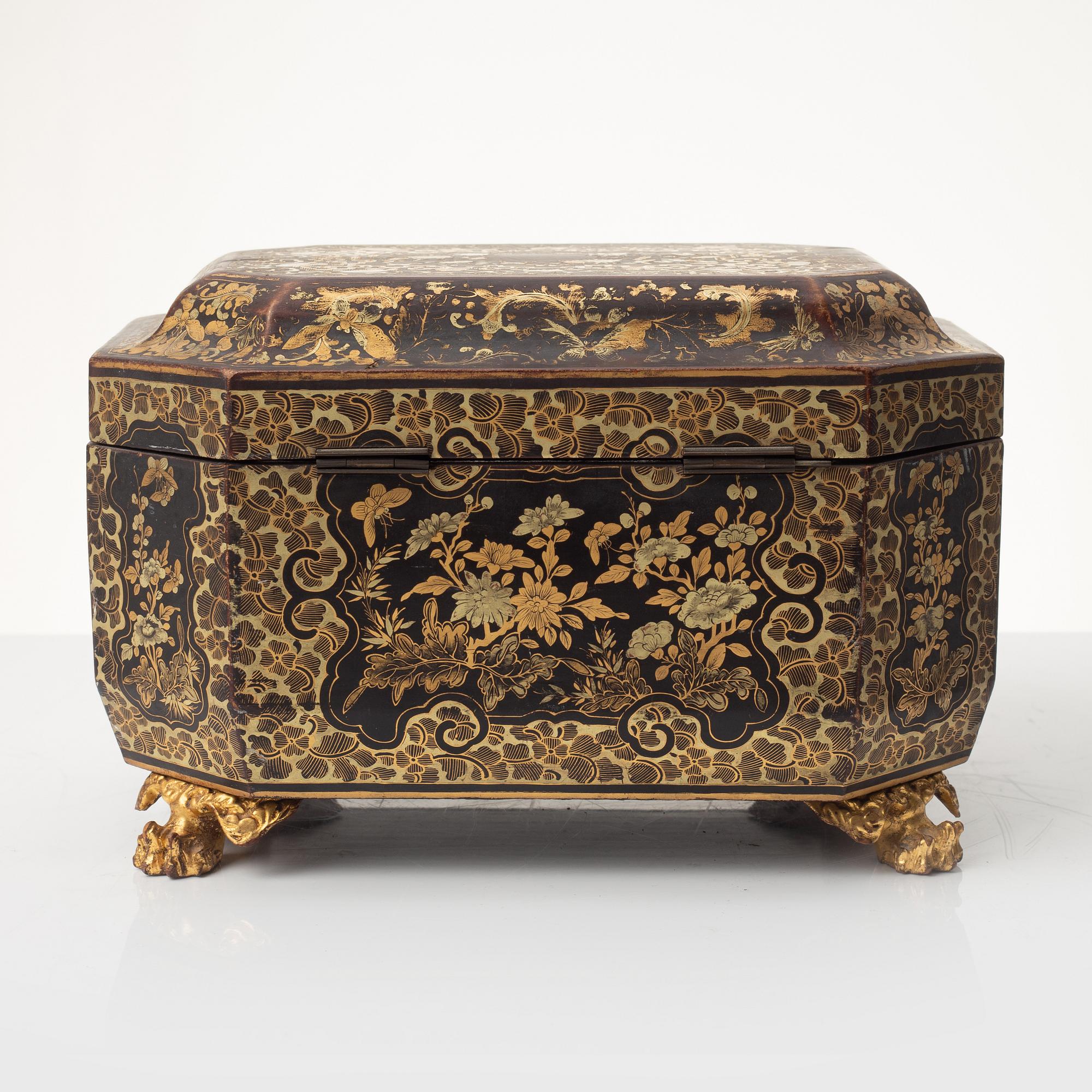 A lacquered box, China, 19th century.