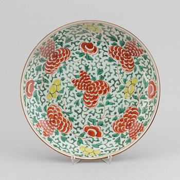 A famille verte decorated dish, Qing dynasty, Kangxi (1662-1722).