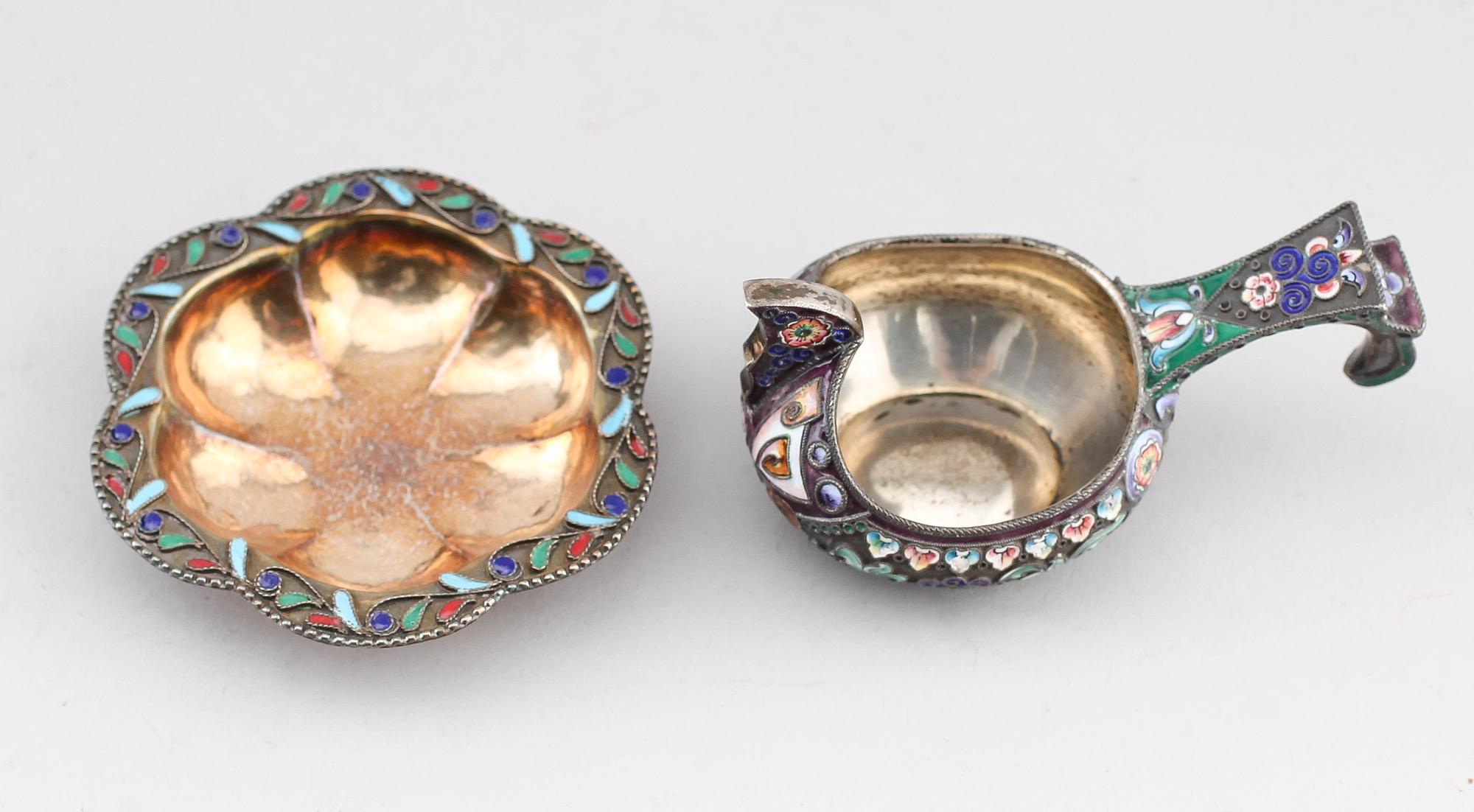 KOVSH SAMT SALTKAR, förgyllt silver, Ryssland, 1900-tal. Vikt ca 74 g.