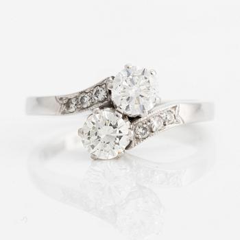 Ring 18K vitguld med två runda briljantslipade diamanter.