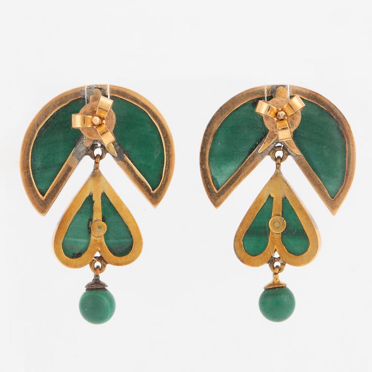 Earrings, a pair, gold with malachite.