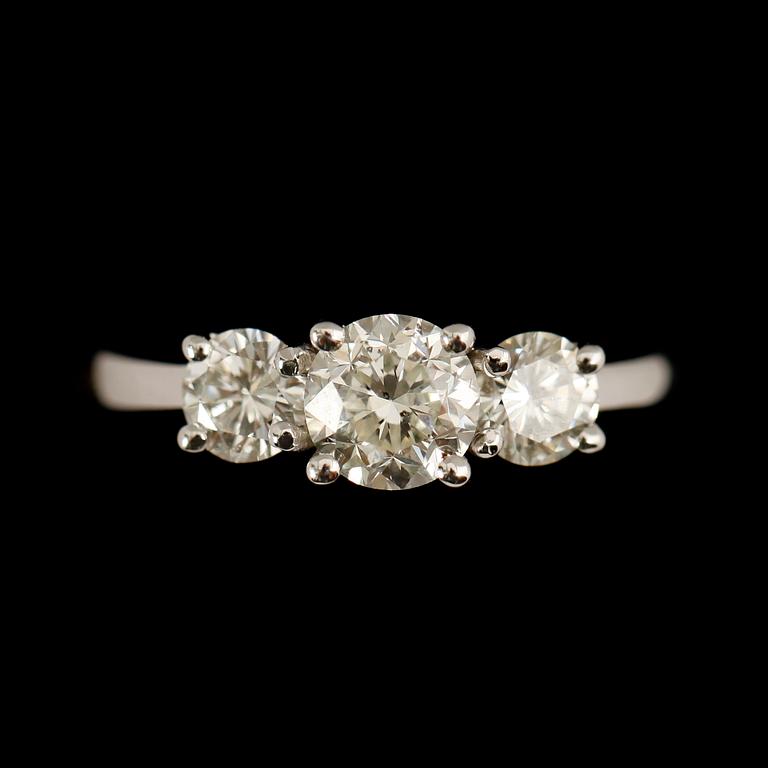 RING, 18 k vitguld, 3 briljantslipade diamanter tot ca 1.25 ct.