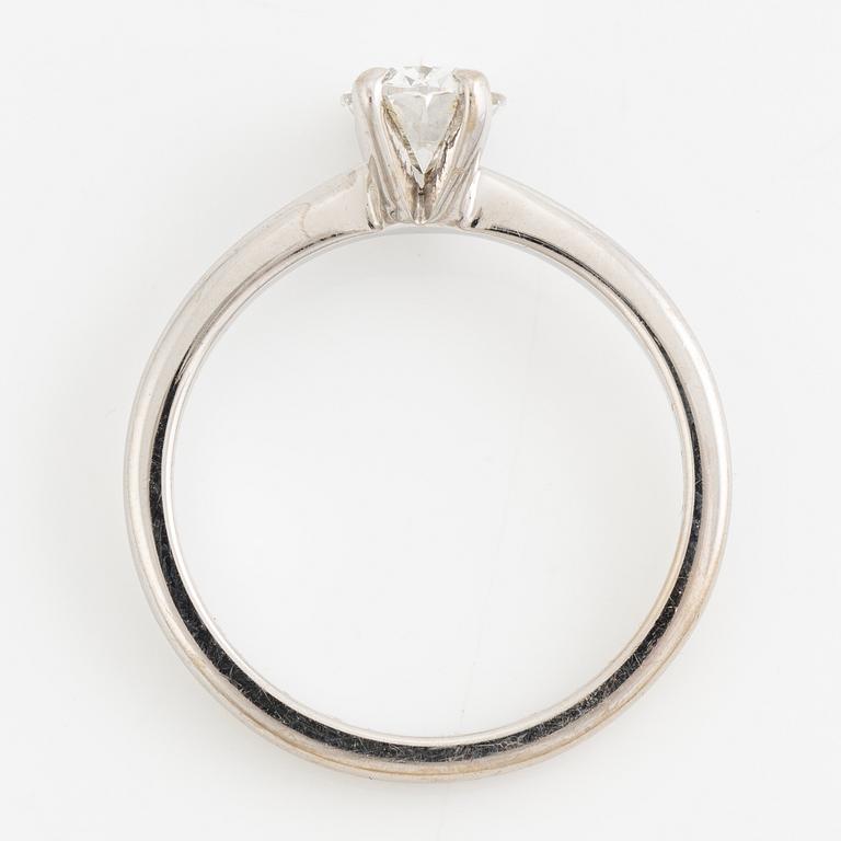 Ring 18K white gold set with an oval brilliant-cut diamond, VANBRUUN.