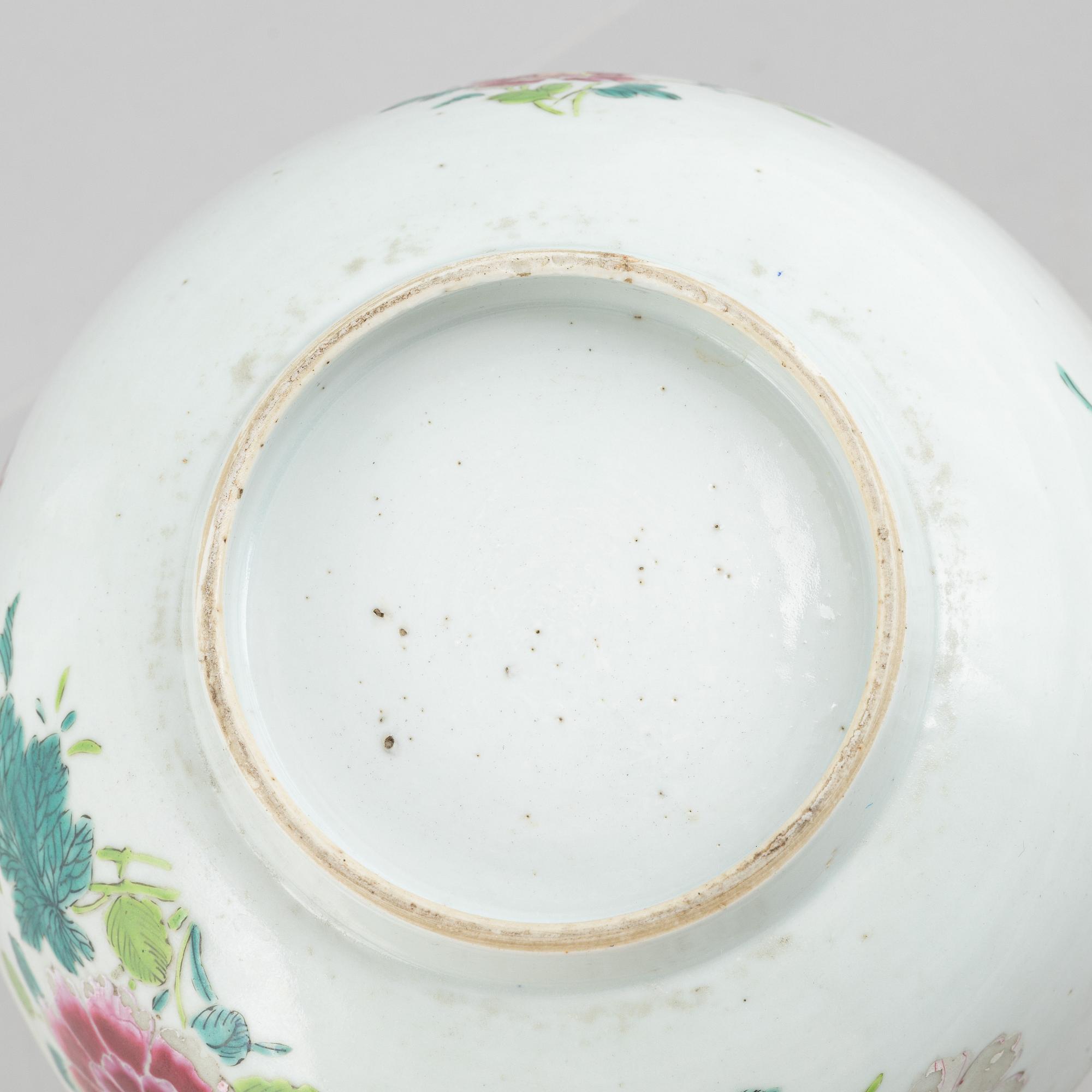 A Chinese export porcelain bowl, Qing dynasty, Qianlong (1736-95).