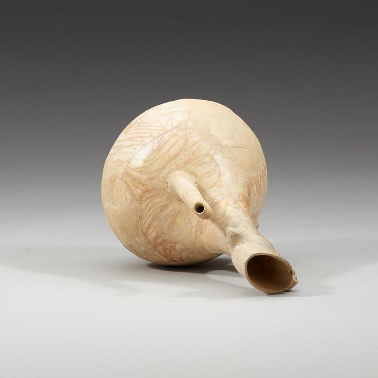 KANNA. Lergods. Sannolikt Keshan 1100-1200-tal, Iran. Höjd 27 cm.