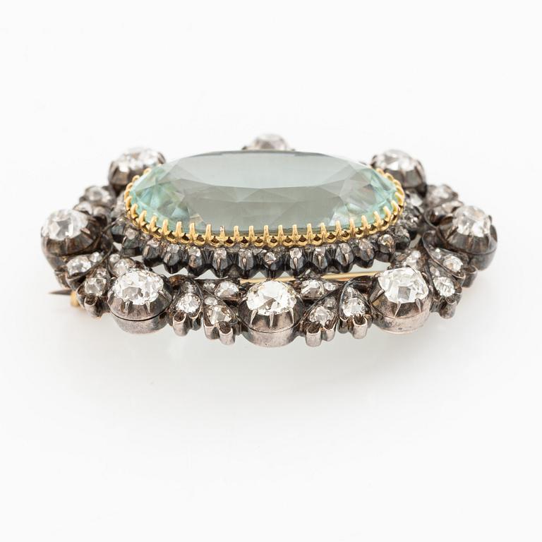 Brosch silver och guld med en fasettslipade  akvamarin och gammalslipade diamanter.