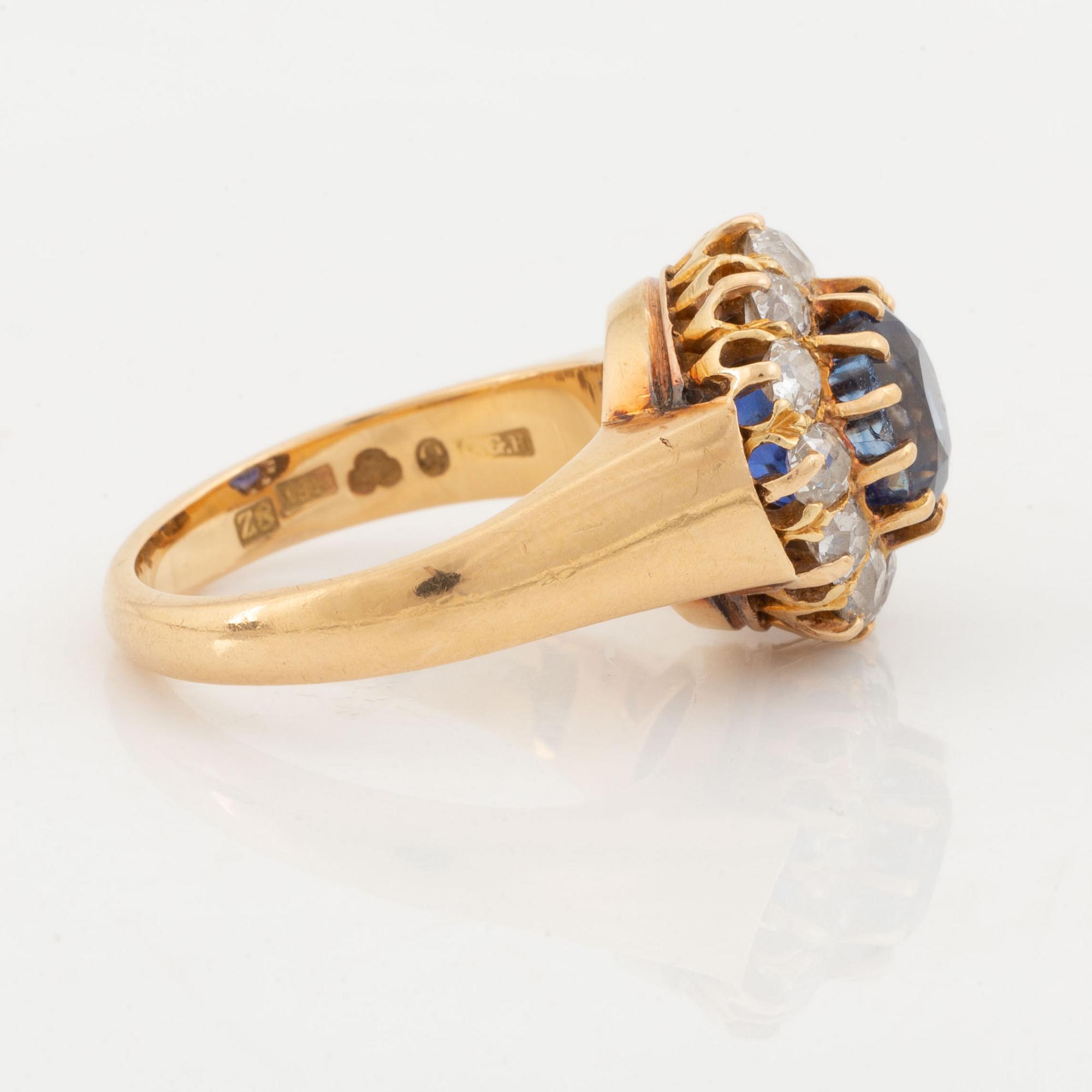 Ring 18K guld med en fasettslipad safir och gammalslipade diamanter.