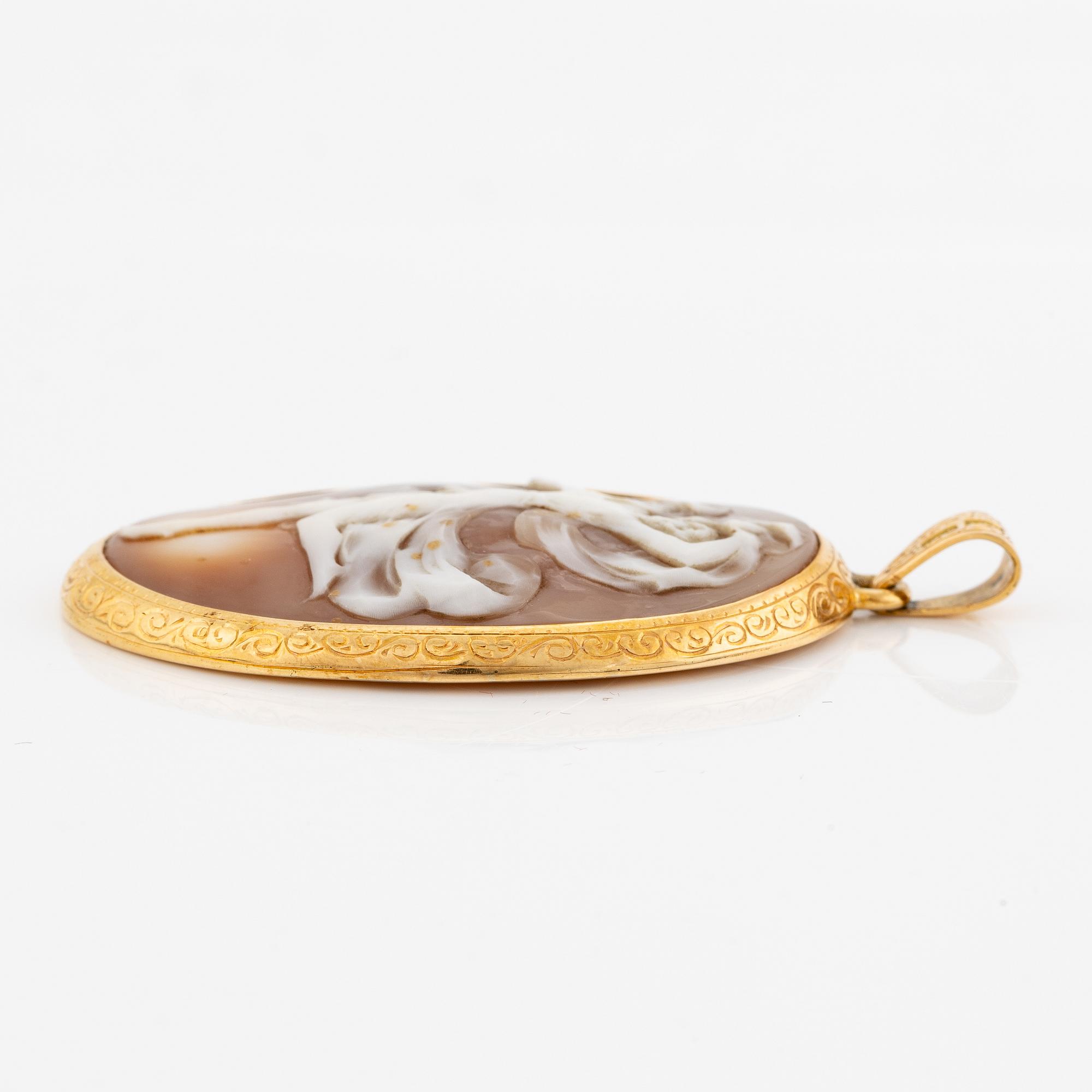 Pendant in 18K gold with a cameo of agate.