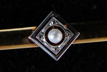 KRÅSNÅL, 20K guld med rosenstenar o sötvattenspärla. 1894.