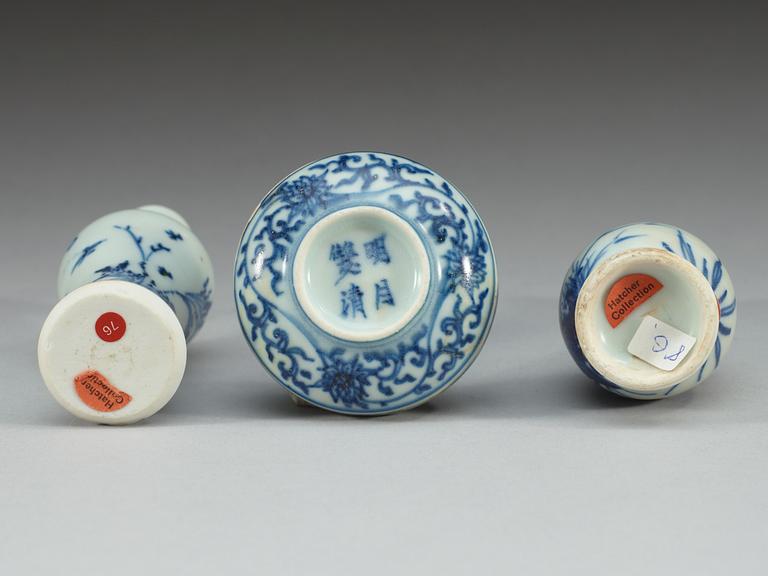 Two blue and white flasks and a cosmetic box with cover, Ming dynasty, Transition/Chongzhen (1628-44).
