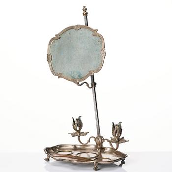 Kungligt skrivställ, för två ljus, argent haché, av Anders Högberg, Stockholm (stämplade 1768). Rokoko.