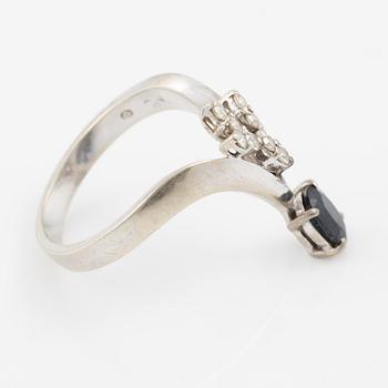 Ring in 18K white gold with a dark sapphire and octagon-cut diamonds.