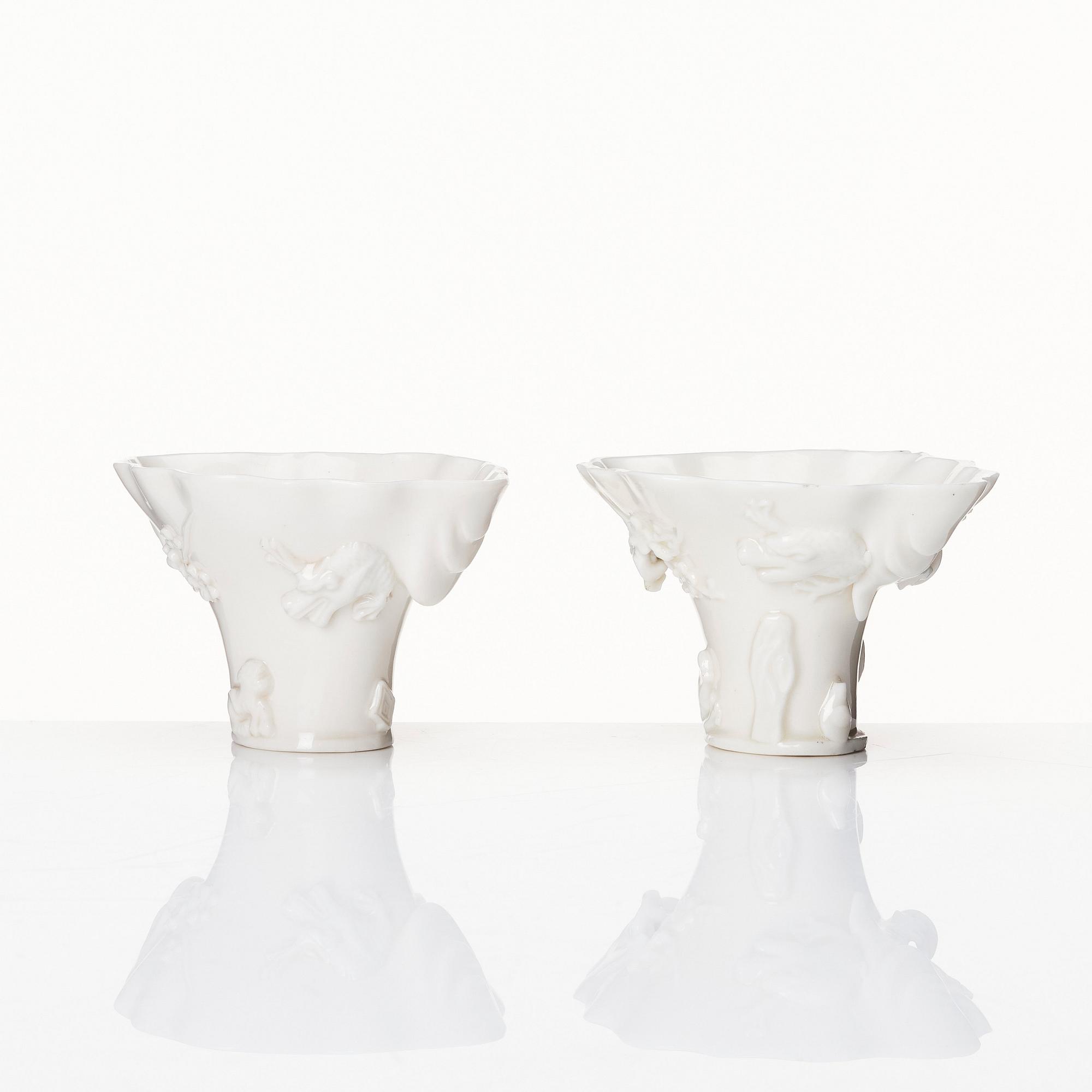 Vinofferbägare, två stycken, blanc de chine. Qingdynastin, Kangxi (1662-1722).