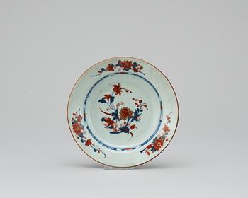 TALLRIKAR, 11  (5+2+2+1+1) st, porslin. Qing dynastin, tidigt 1800-tal.