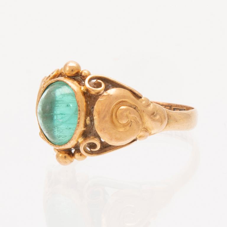 An 18K gold ring set with a cabochon cut emerald by Harbeck Wilhelm Stockholm 1945.