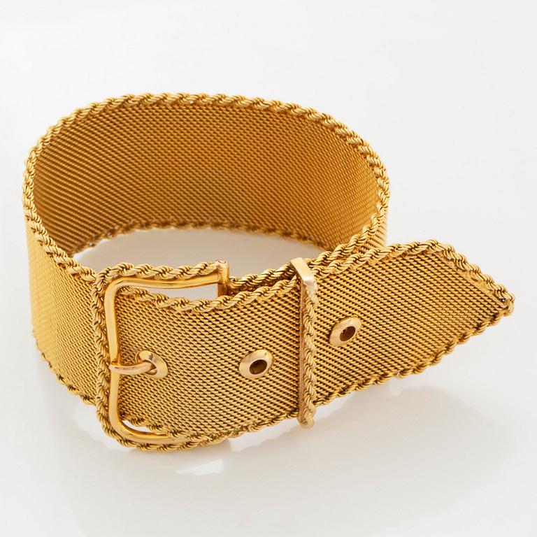 An 18K gold buckle bracelet.