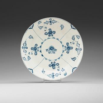 689. A Meissen serving dish, circa 1740.