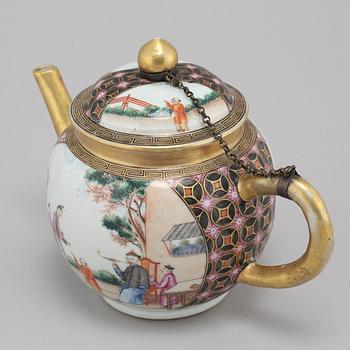 A chinese  teapot with cover, Qing dynasty, Qianlong (1736-95).