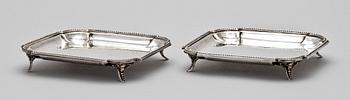 KUNGLIGA SALVERS, ett par, silver, Egypten 1900-talets första hälft. Totalvikt ca 423 gram.