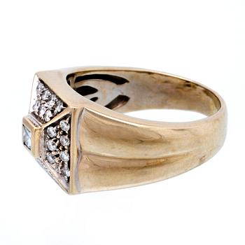 Ring 18K vitguld med 1 princesslipad diamant och briljanter ca 0,40 ct totalt, bredaste del ca 10 mm.