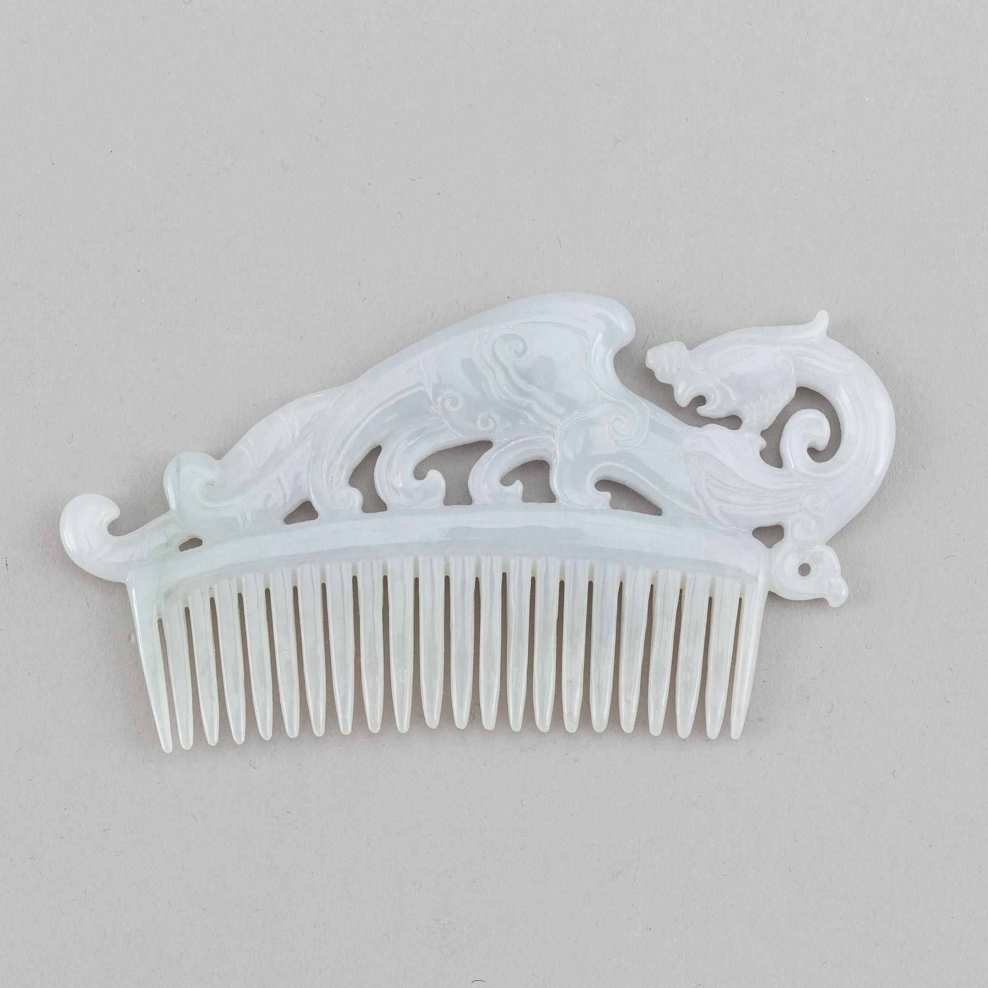 A nephrite comb, China, 20th Century.