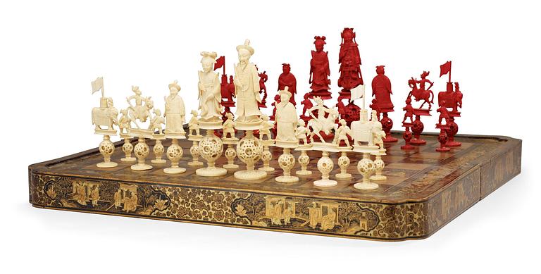 A black lacquer chess game with 32 ivory and bone figures, late Qing dynasty (1644-1912).