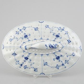 Sil till fiskfat, porslin, "Musselmalet" riflet, omkring 1780.