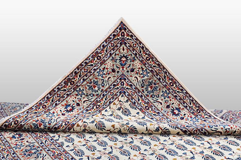 A carpet, Kashan, ca 417 x 300 cm.
